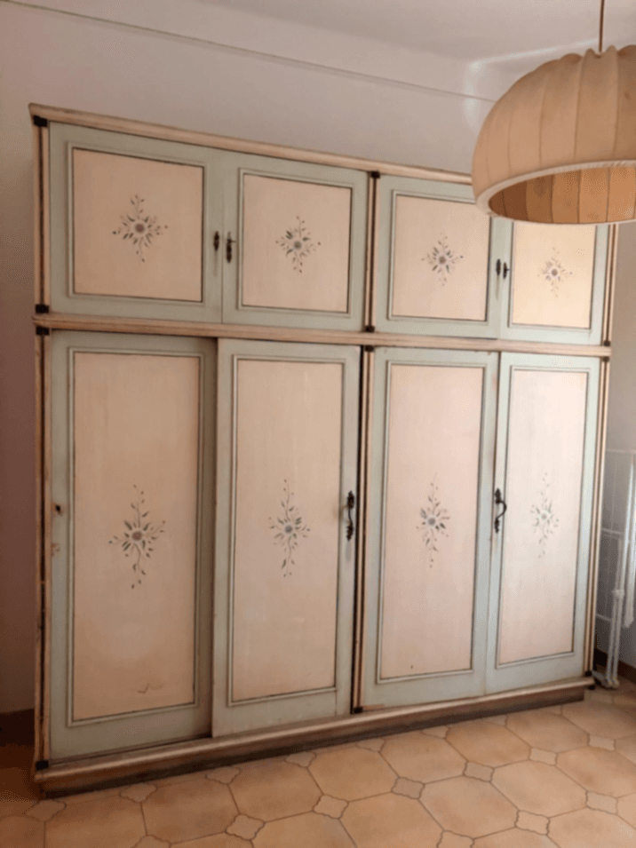 Armadio vintage con decorazioni