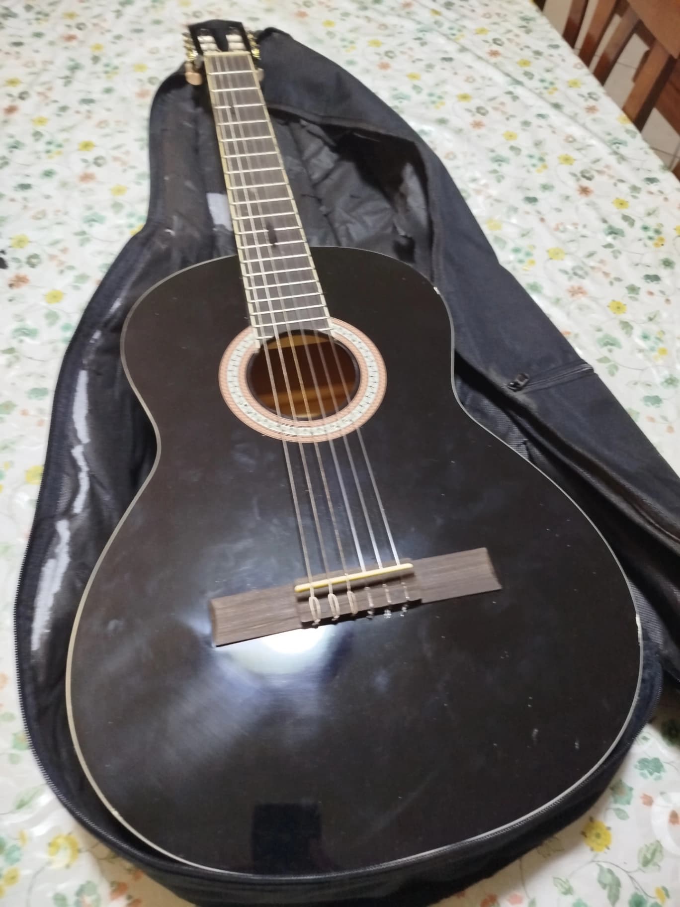 Chitarra acustica nera con custodia