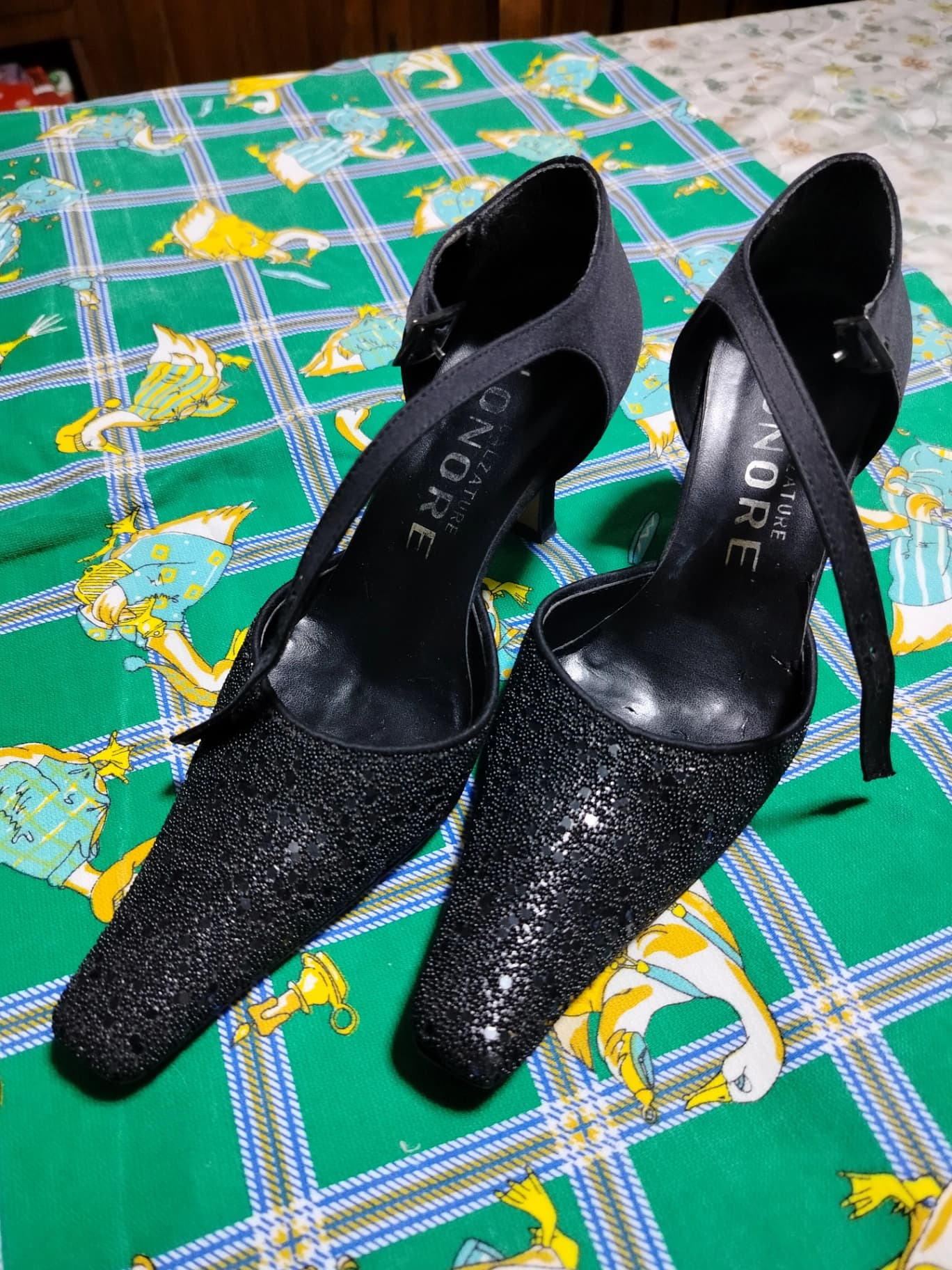 Scarpe eleganti nere con tacco